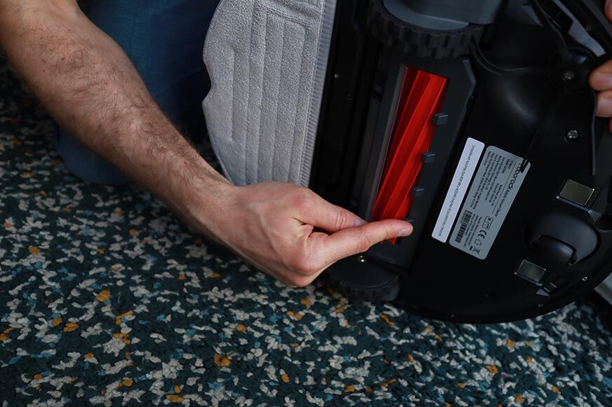 Die Noppen an der Unterseite des Roborock S7 MaxV sind in der Nahaufnahme zu sehen